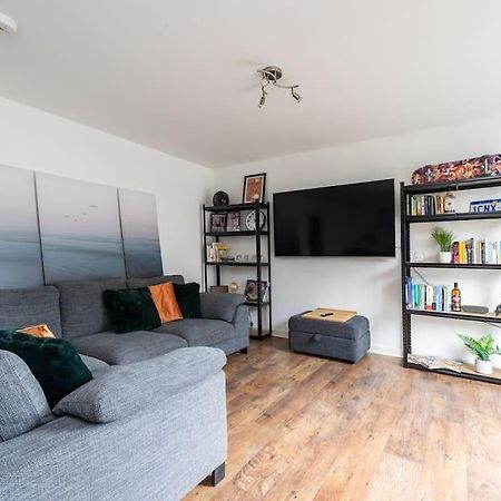 Stunning 1 Bd Flat In Lochend Park With A Patio Apartment Единбург Екстериор снимка